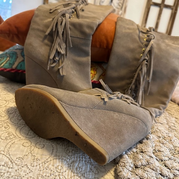 BEAUTIFUL COACH Khaki tan suede boots. - Picture 4 of 6